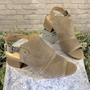 Francesca’s Restricted Fayla Taupe Perforated Slingback Block Heels WMS 7M✨EUC✨